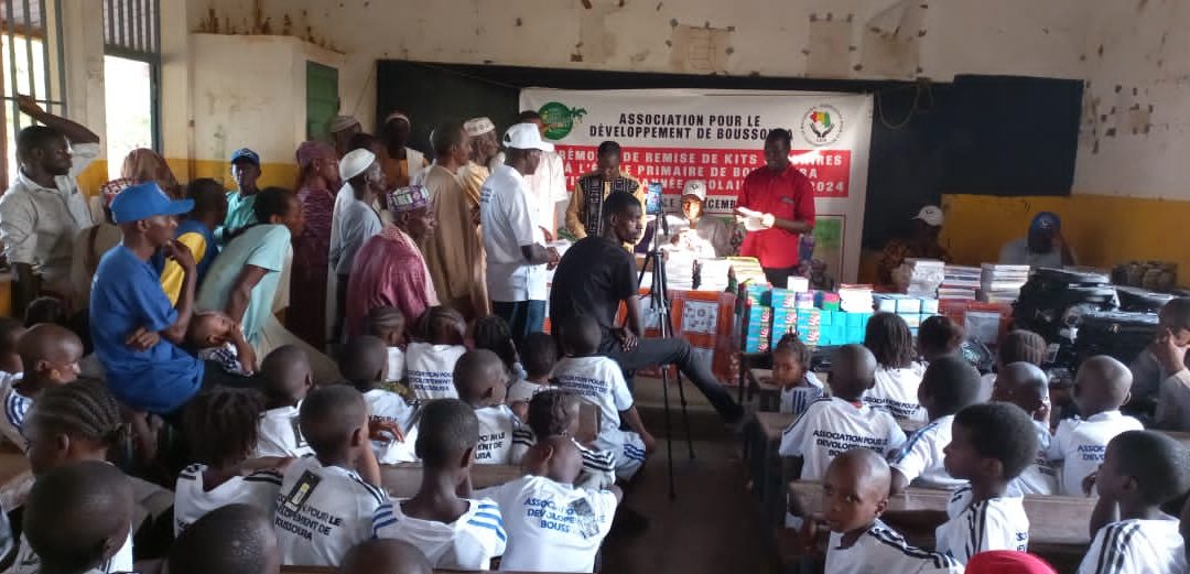 L’école Primaire de Boussoura (Télimélé) reçoit des Kits Scolaires offerts par LONAGUI